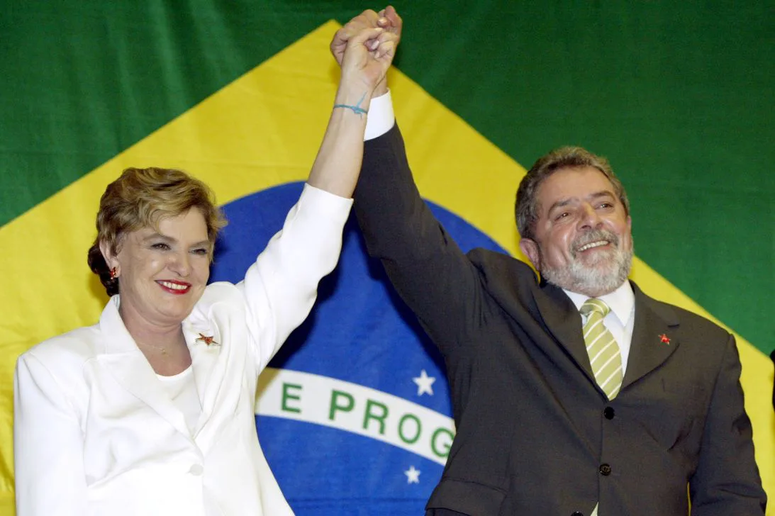 Lula celebrates presidential election victory with his wife, Marisa, during a press conference on October 27, 2002.