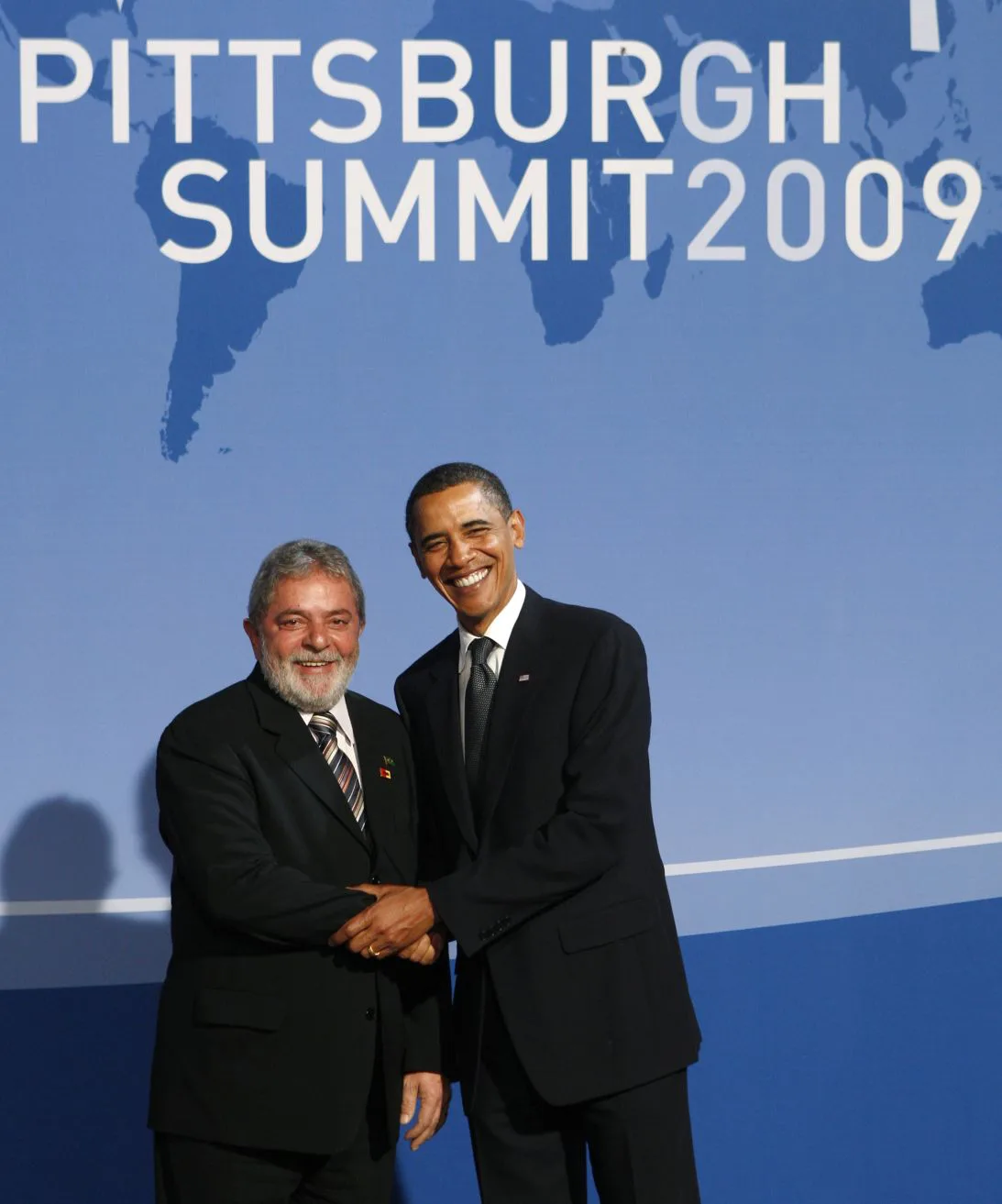 Lula poses with US President Barack Obama as they arrive at the Phipps Conservatory for an opening reception and working dinner for heads of delegation at the Pittsburgh G20 Summit in Pittsburgh on September 24, 2009.
